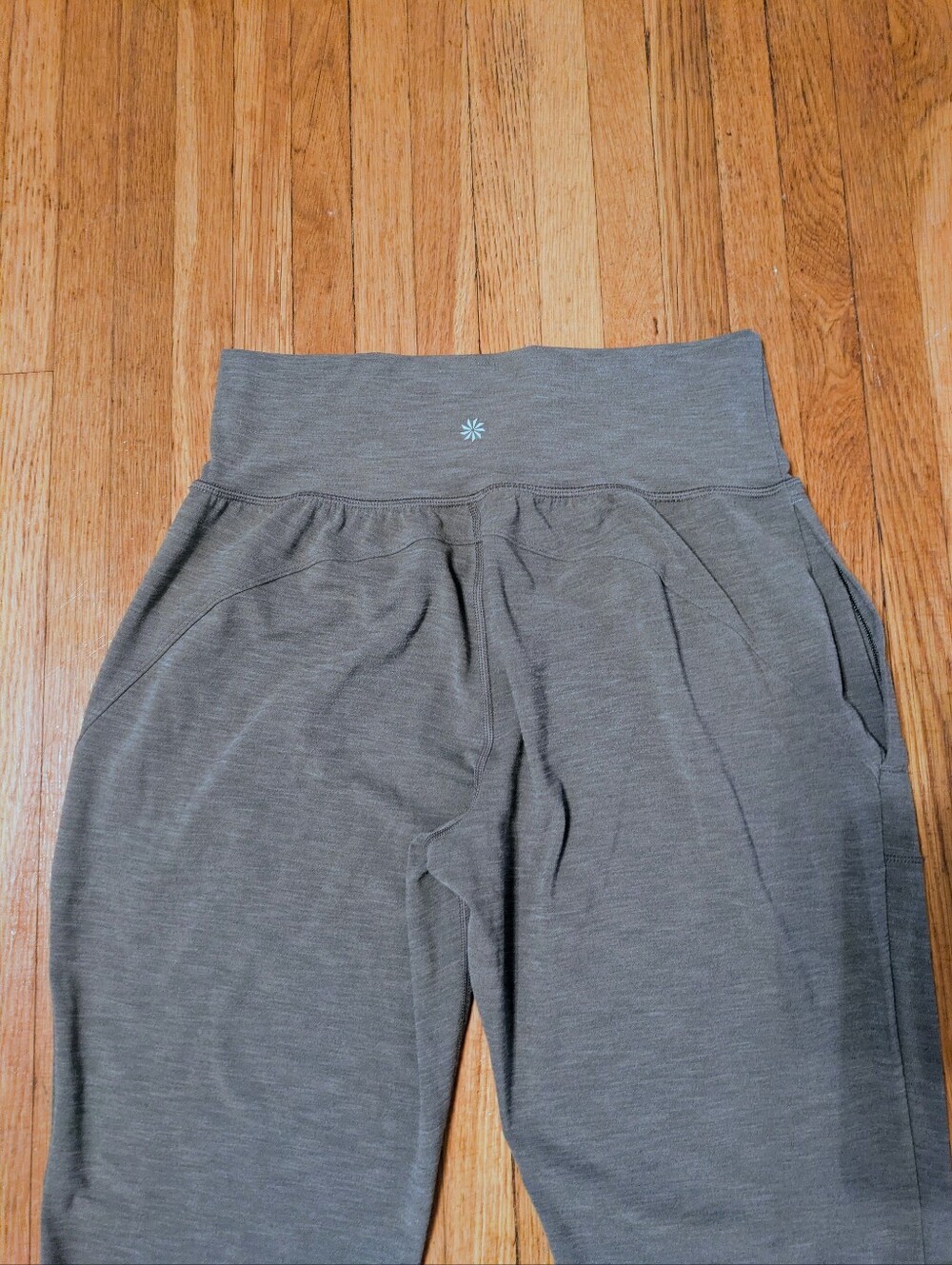 Athleta Salutation High rise jogger in sage size medium - Picture 6 of 9